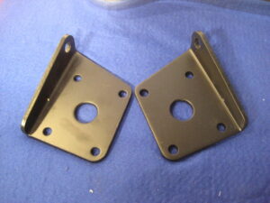 AHH7337/8 MGB PAIR OF REAR SHOCK ABSORBER LOWER SPRING PLATES TUBE AXLE