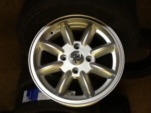 15ASX4 SET OF 4 5.5 X 15 MGB ALLOY WHEELS PLAIN SILVER