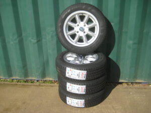 15ASBR MGB SET OF 4 15" X 5.5J PLAIN SILVER ALLOY WHEELS & BRANDED TYRES FITTED