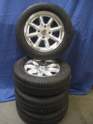 15APBV8 MGB V8 SET OF 4 15" X 5.5J SILVER POLISH RIM ALLOY WHEELS & V8 BRANDED TYRES FITTED