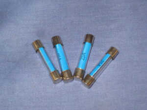 GFS SET OF 4 GLASS FUSES 25 OR 20 AMP SET OF 4